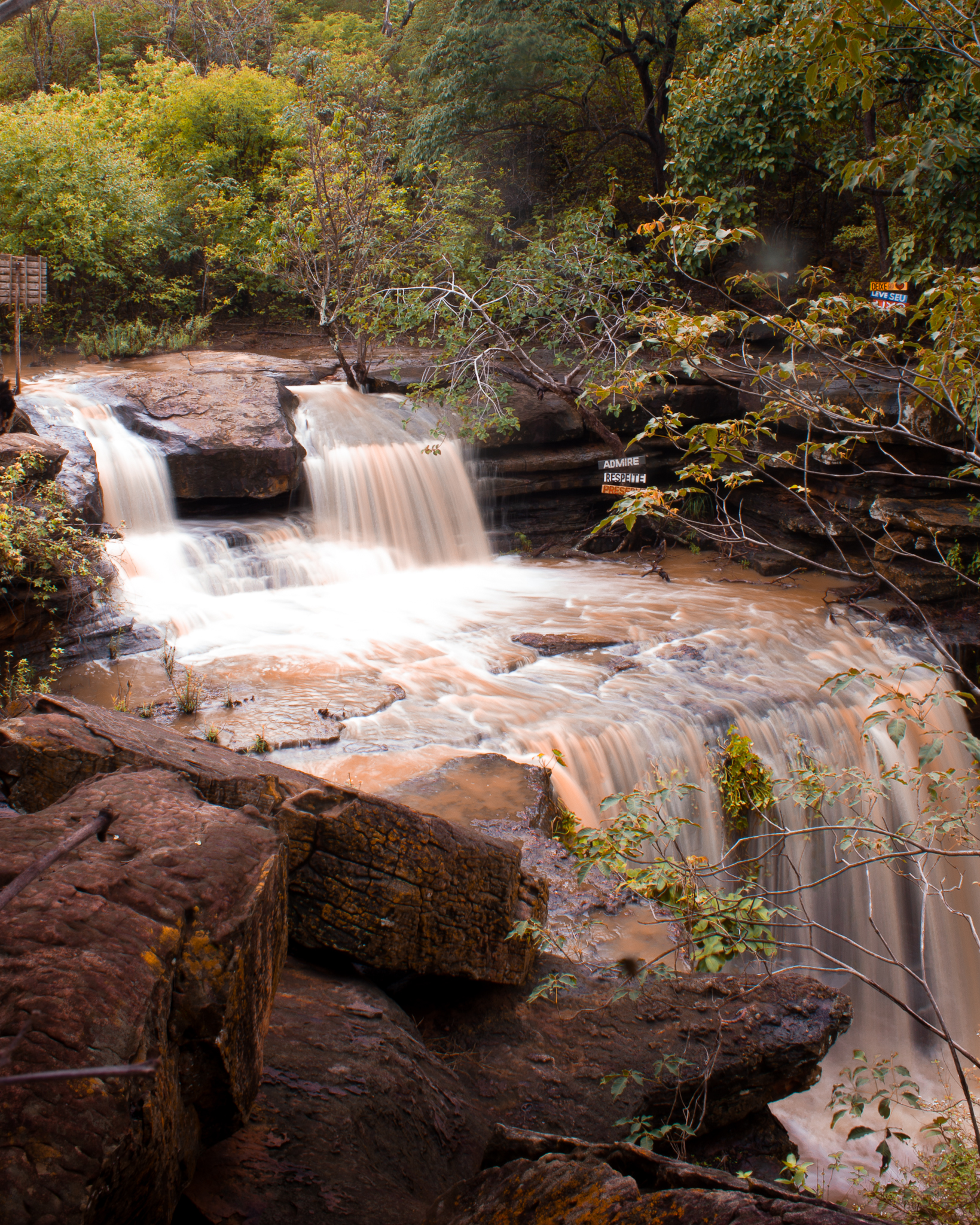 Descrição da Foto 1: Cachoeira em meio a natureza