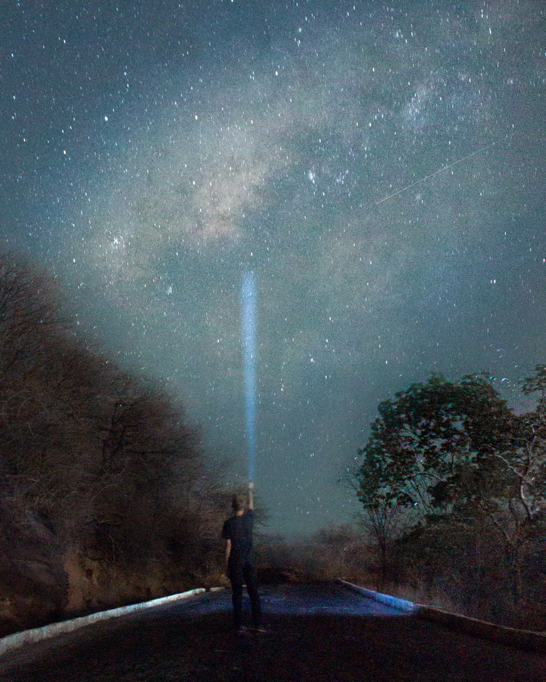 via lactea com montanhas ao fundo